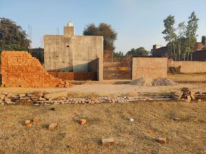 Asrawal kala Market ke beecho beech commercial plots available hai