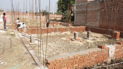 Jhalwa main road se laga hua commercial property available hai